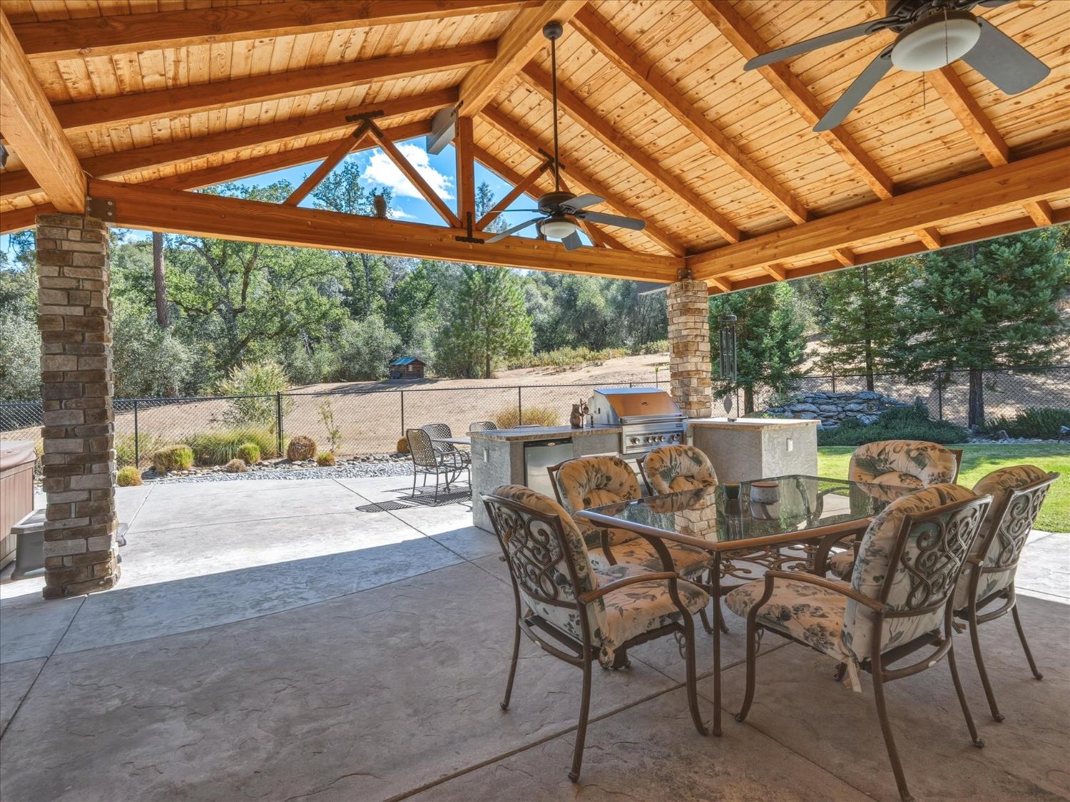 41741 Loch Lomd Ln, Oakhurst, CA 93644
