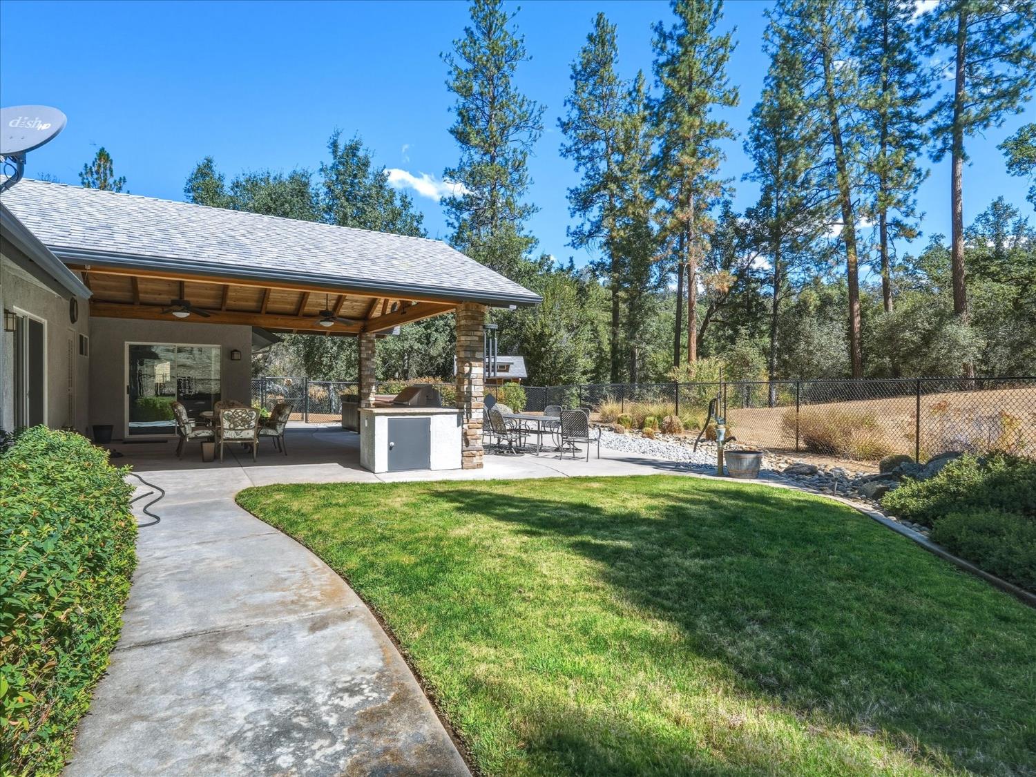 41741 Loch Lomd Ln, Oakhurst, CA 93644