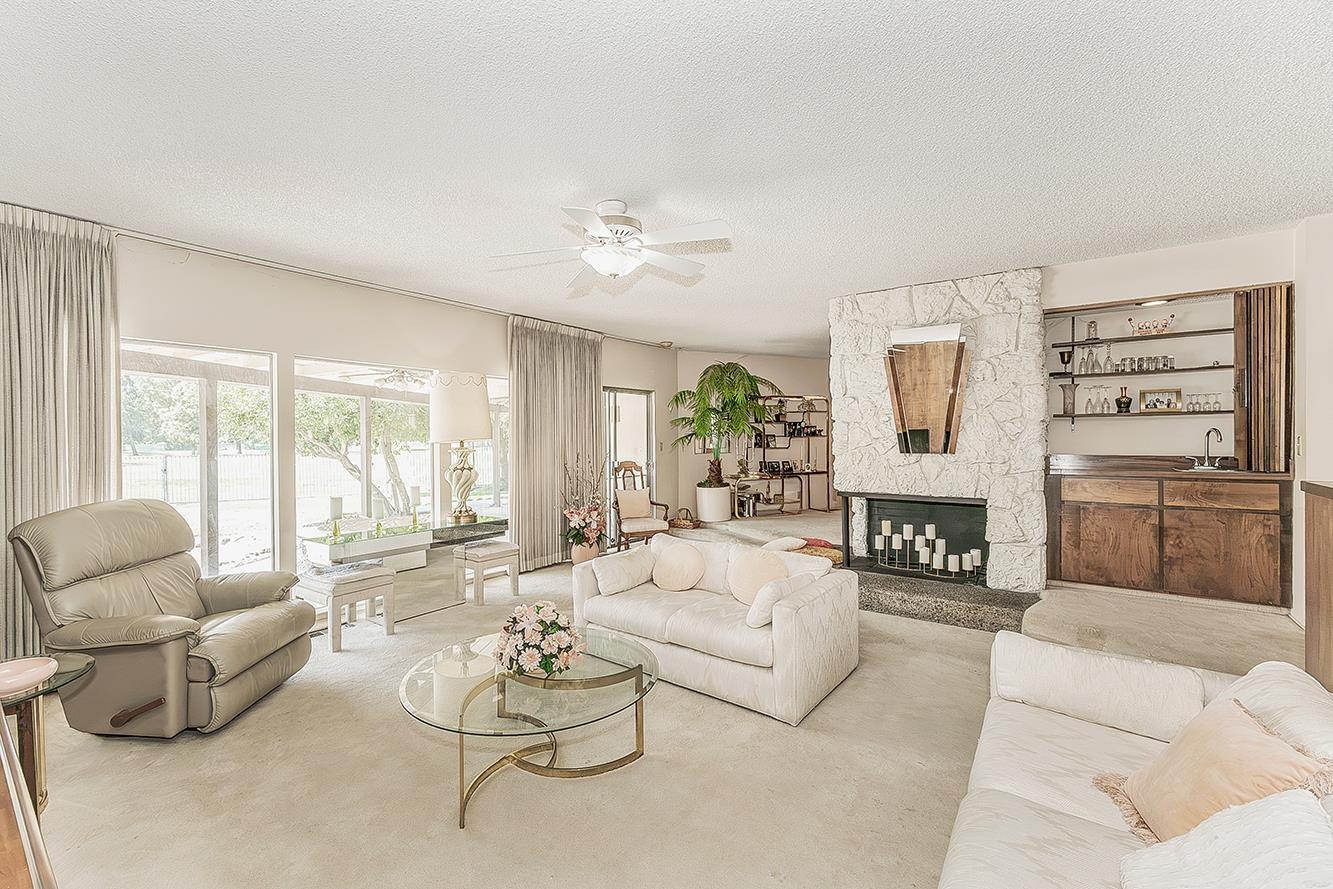 8287 E Sanders Ct, Fresno, CA 93737