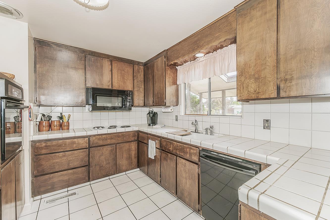 8287 E Sanders Ct, Fresno, CA 93737