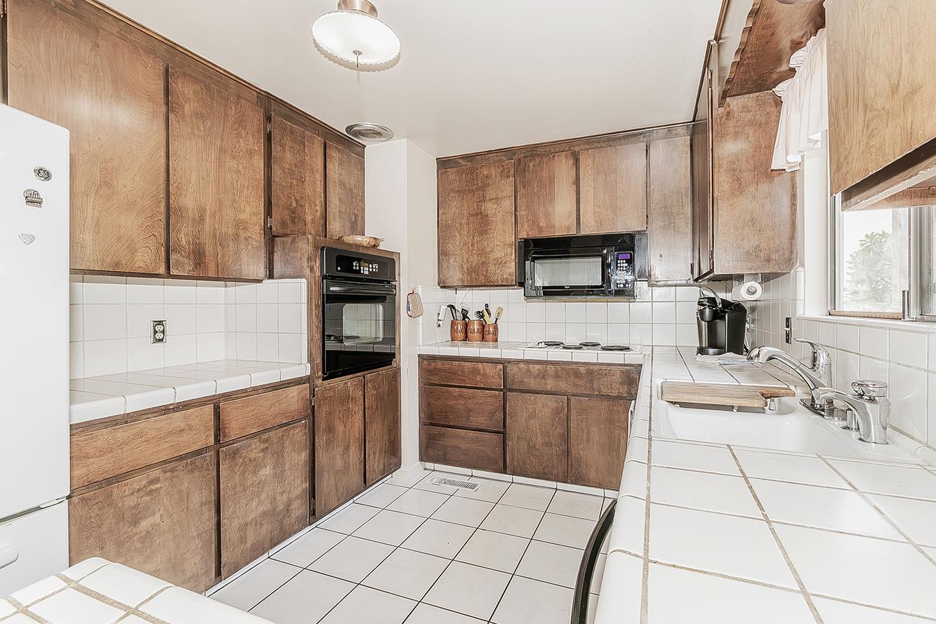 8287 E Sanders Ct, Fresno, CA 93737