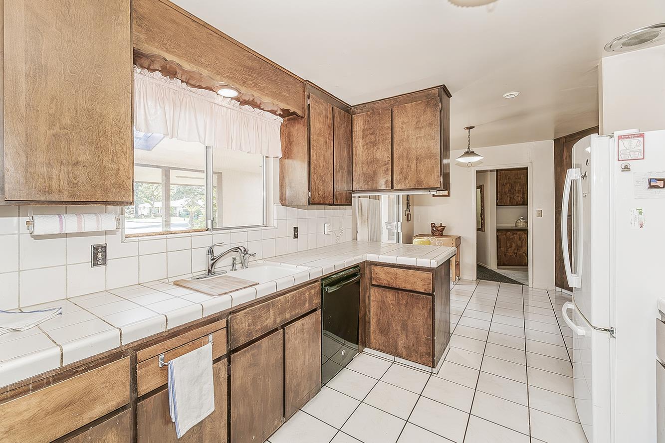 8287 E Sanders Ct, Fresno, CA 93737