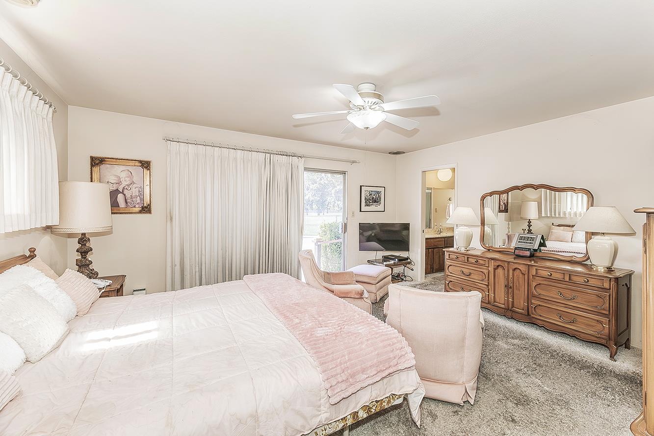 8287 E Sanders Ct, Fresno, CA 93737