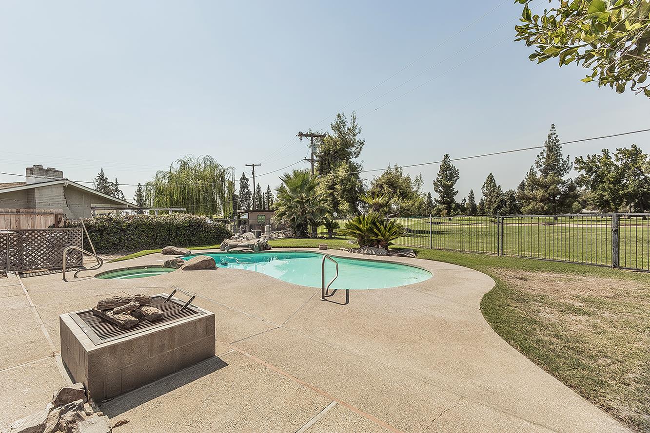 8287 E Sanders Ct, Fresno, CA 93737