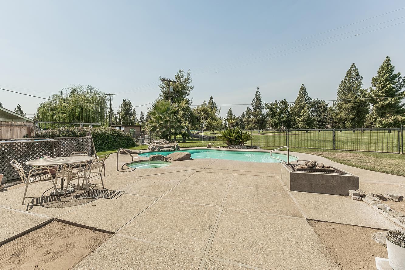 8287 E Sanders Ct, Fresno, CA 93737