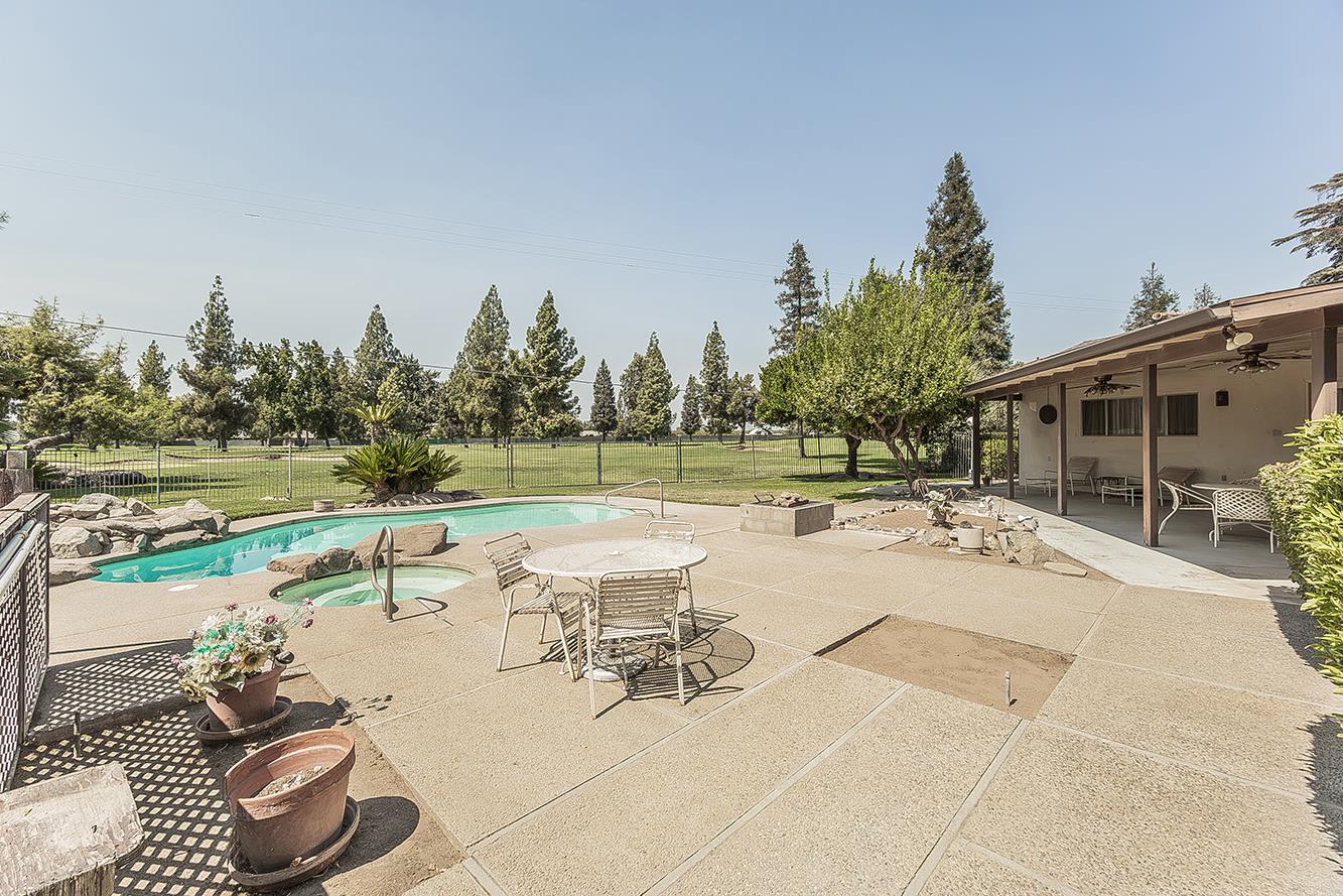 8287 E Sanders Ct, Fresno, CA 93737