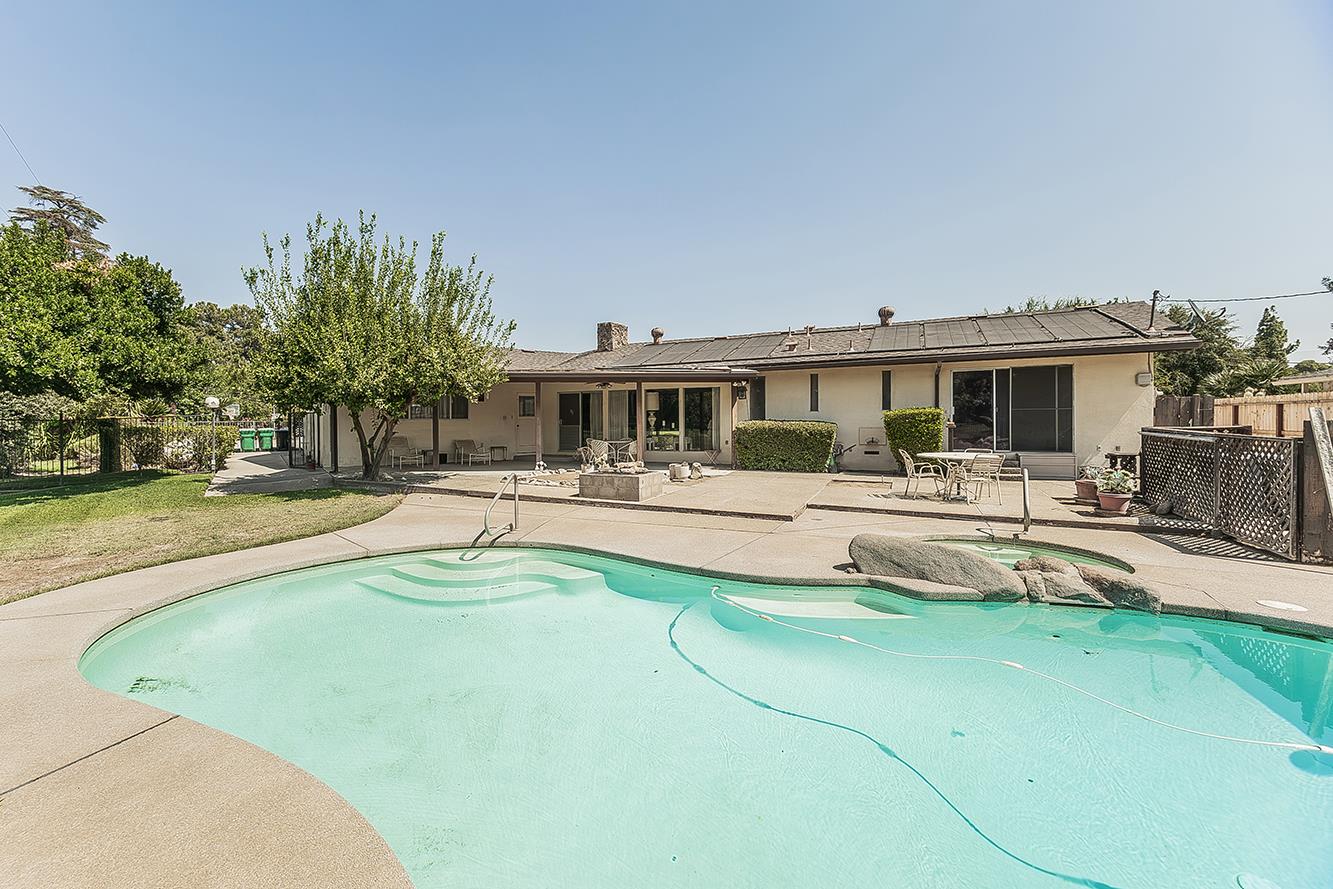 8287 E Sanders Ct, Fresno, CA 93737