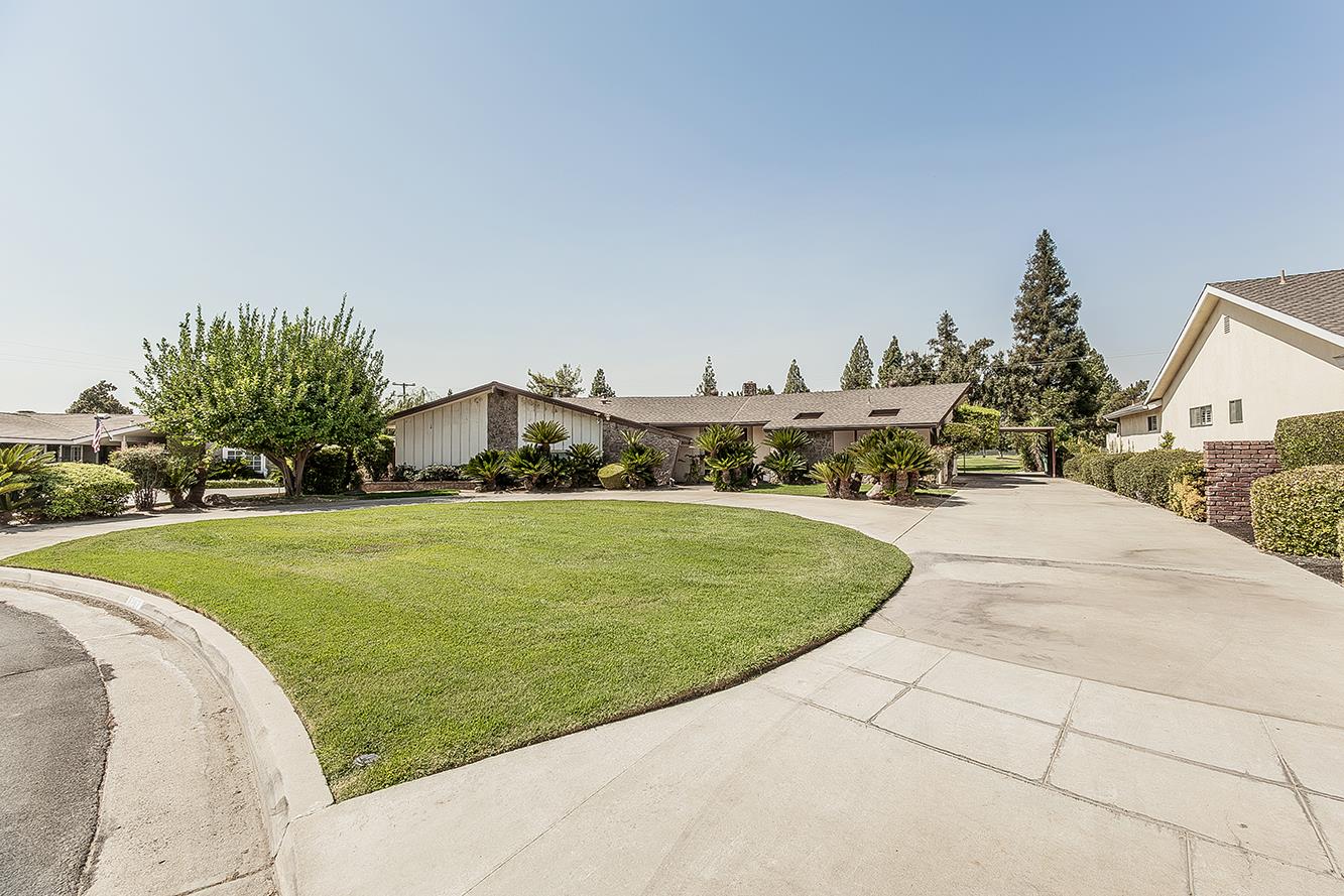 8287 E Sanders Ct, Fresno, CA 93737