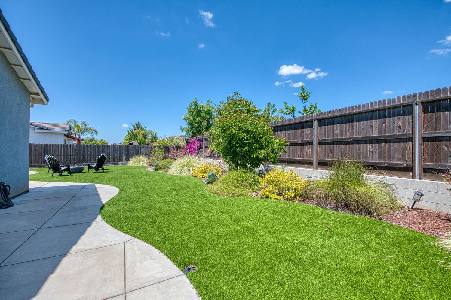 819 Pinnacle Dr W, Madera, CA 93636