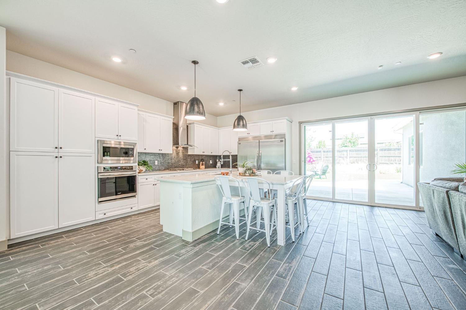 819 Pinnacle Dr W, Madera, CA 93636