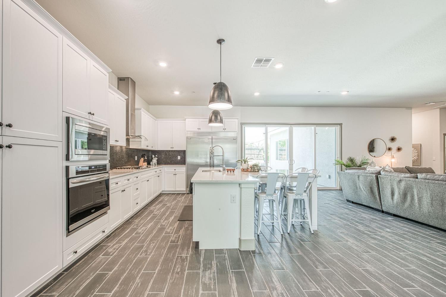 819 Pinnacle Dr W, Madera, CA 93636