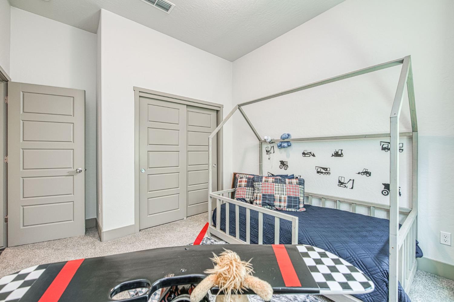 819 Pinnacle Dr W, Madera, CA 93636