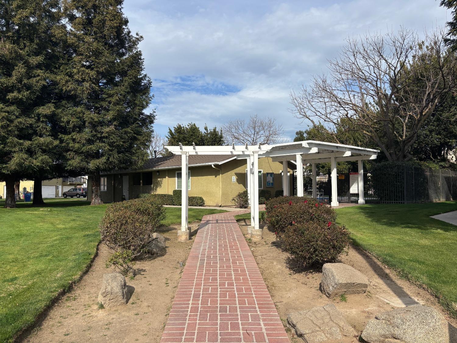 495 W Santa Ana #4, Clovis, CA 93612