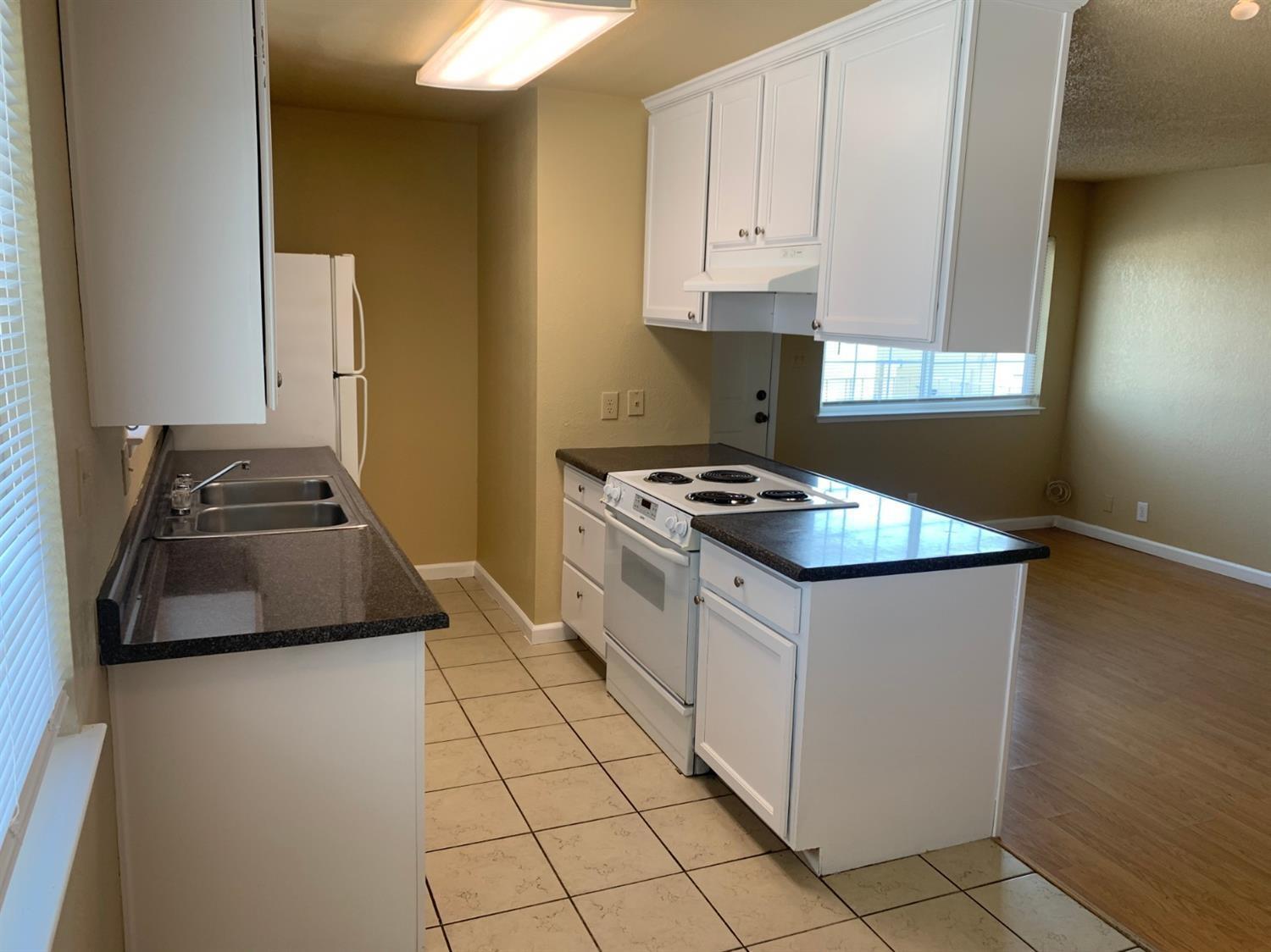 495 W Santa Ana #4, Clovis, CA 93612