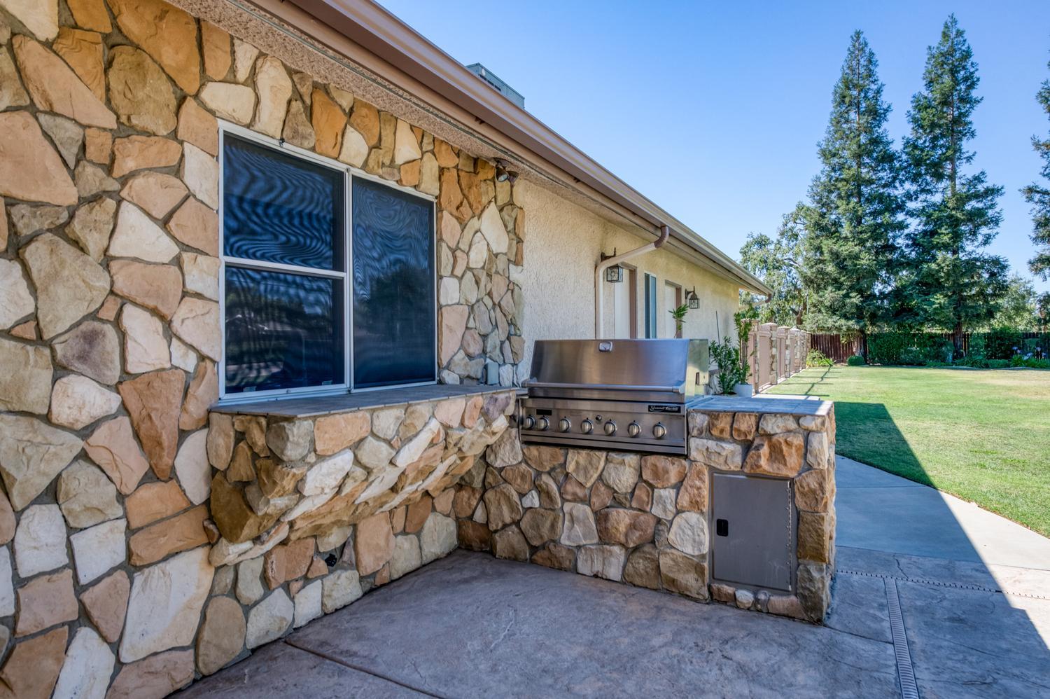 10270 Lanes Bridge Dr, Madera, CA 93636