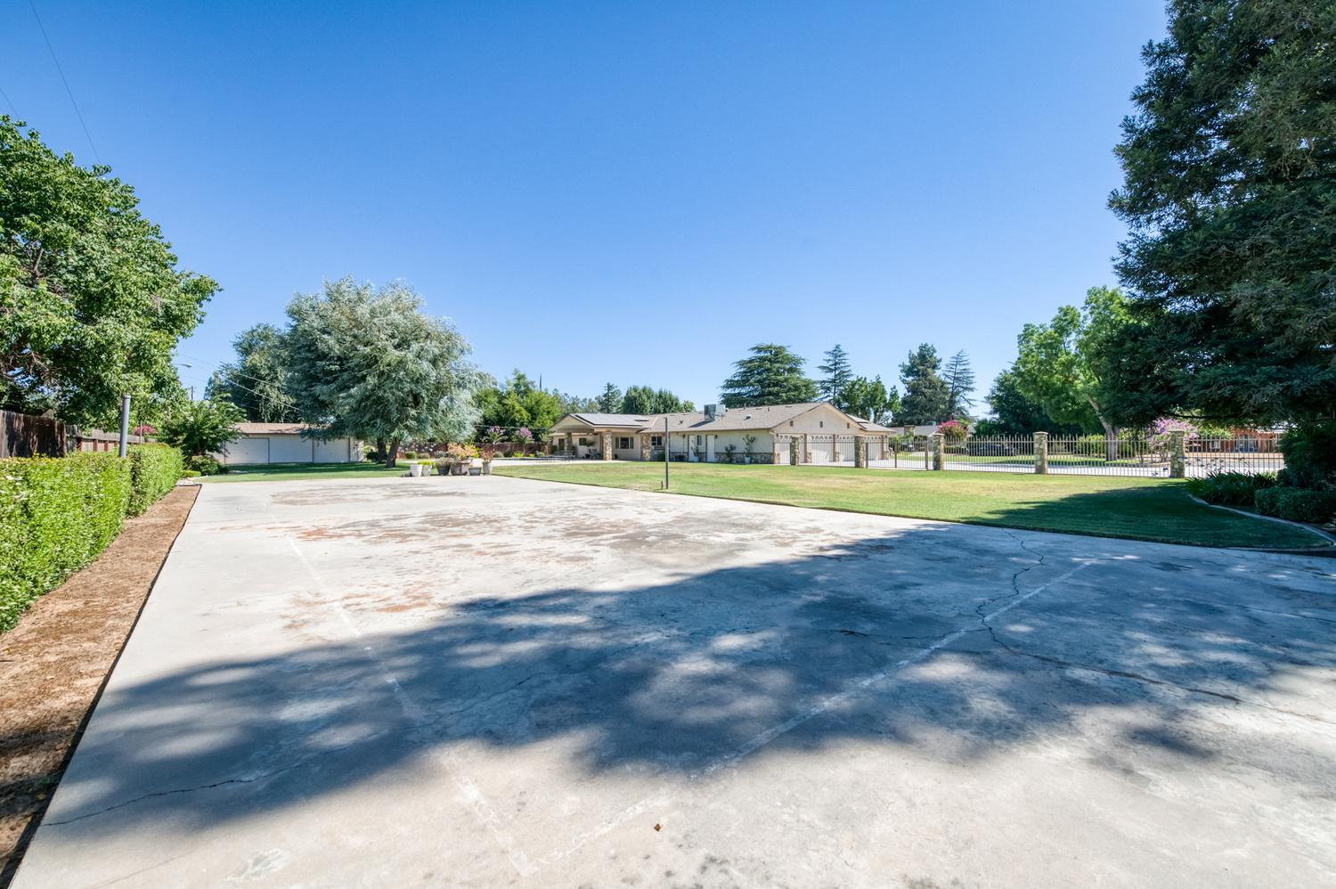 10270 Lanes Bridge Dr, Madera, CA 93636
