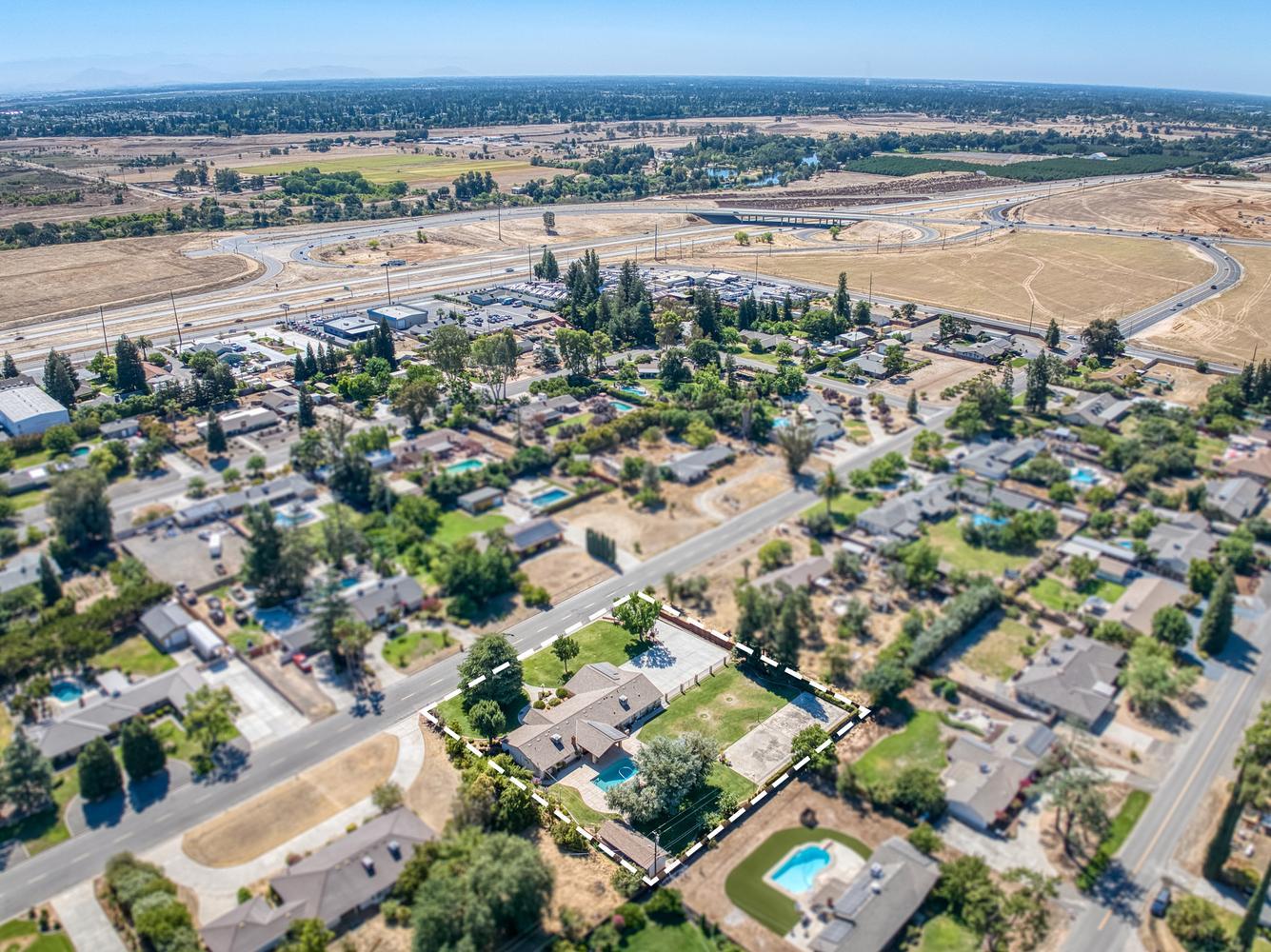10270 Lanes Bridge Dr, Madera, CA 93636
