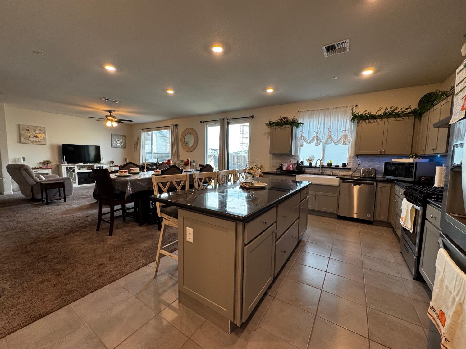 806 E Curtis Ave, Fowler, CA 93625