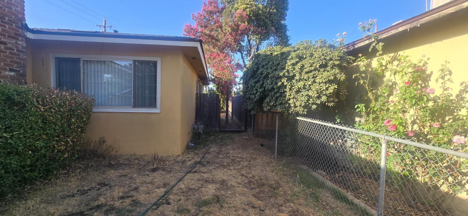1642 W Robinson ave, Fresno, CA 93705