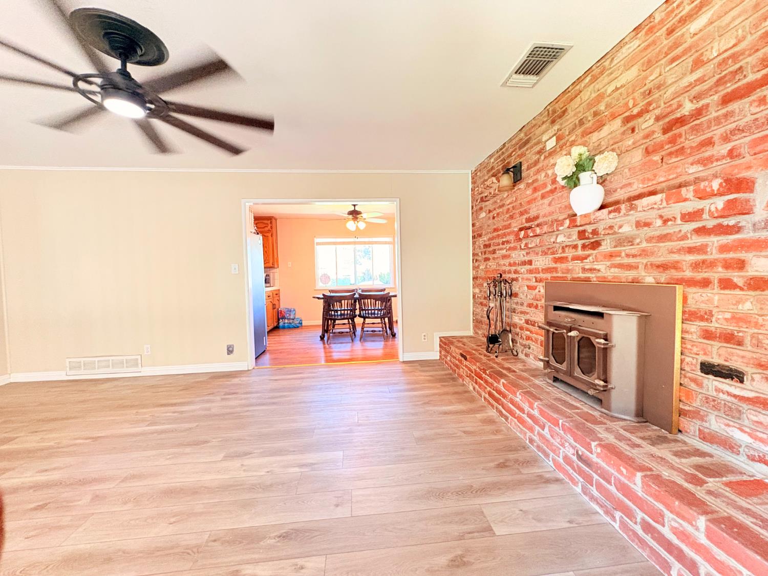683 E Browning, Fresno, CA 93710