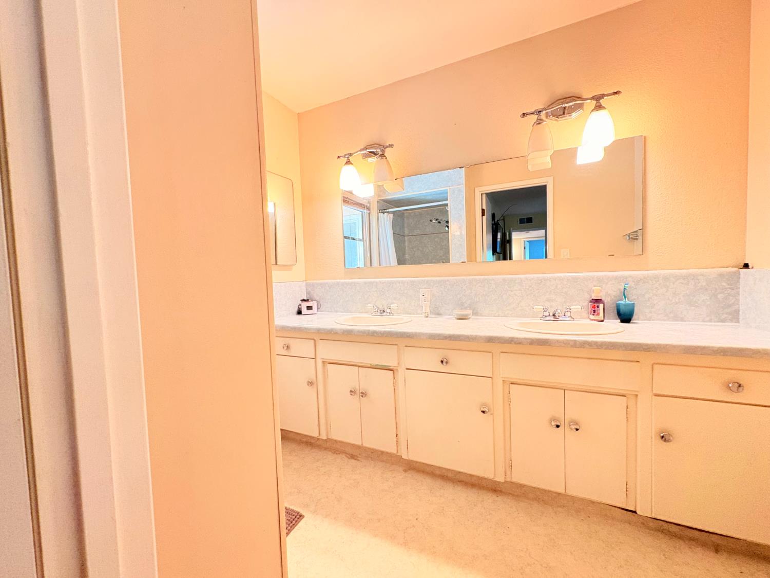 683 E Browning, Fresno, CA 93710