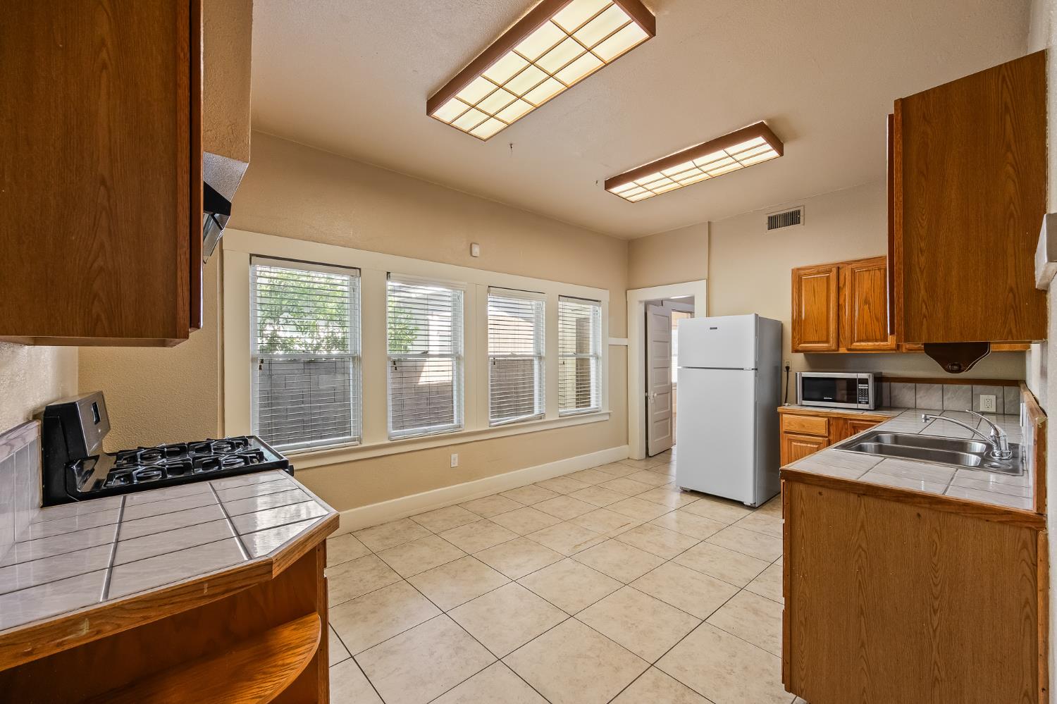 734 E Peralta Way, Fresno, CA 93704