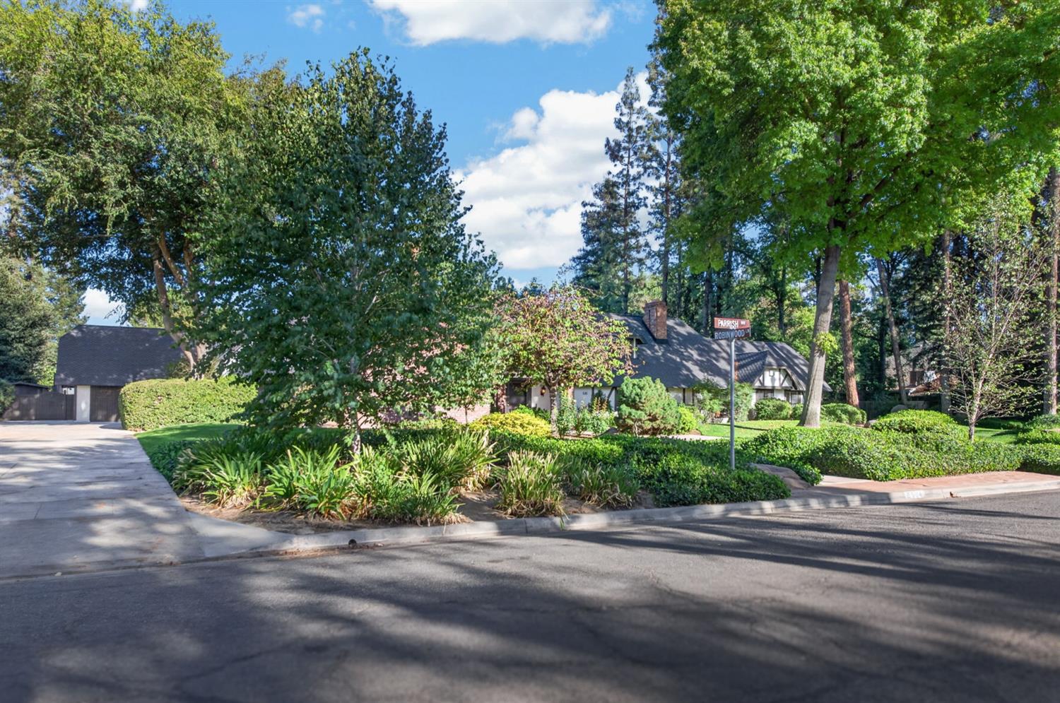 5504 N Parrish Way, Fresno, CA 93711