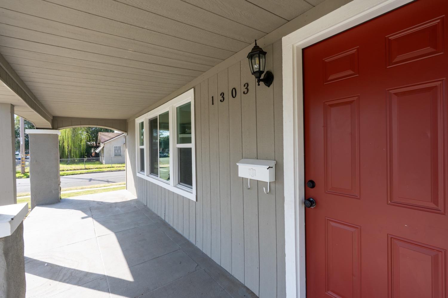 1303 N Calaveras St, Fresno, CA 93728