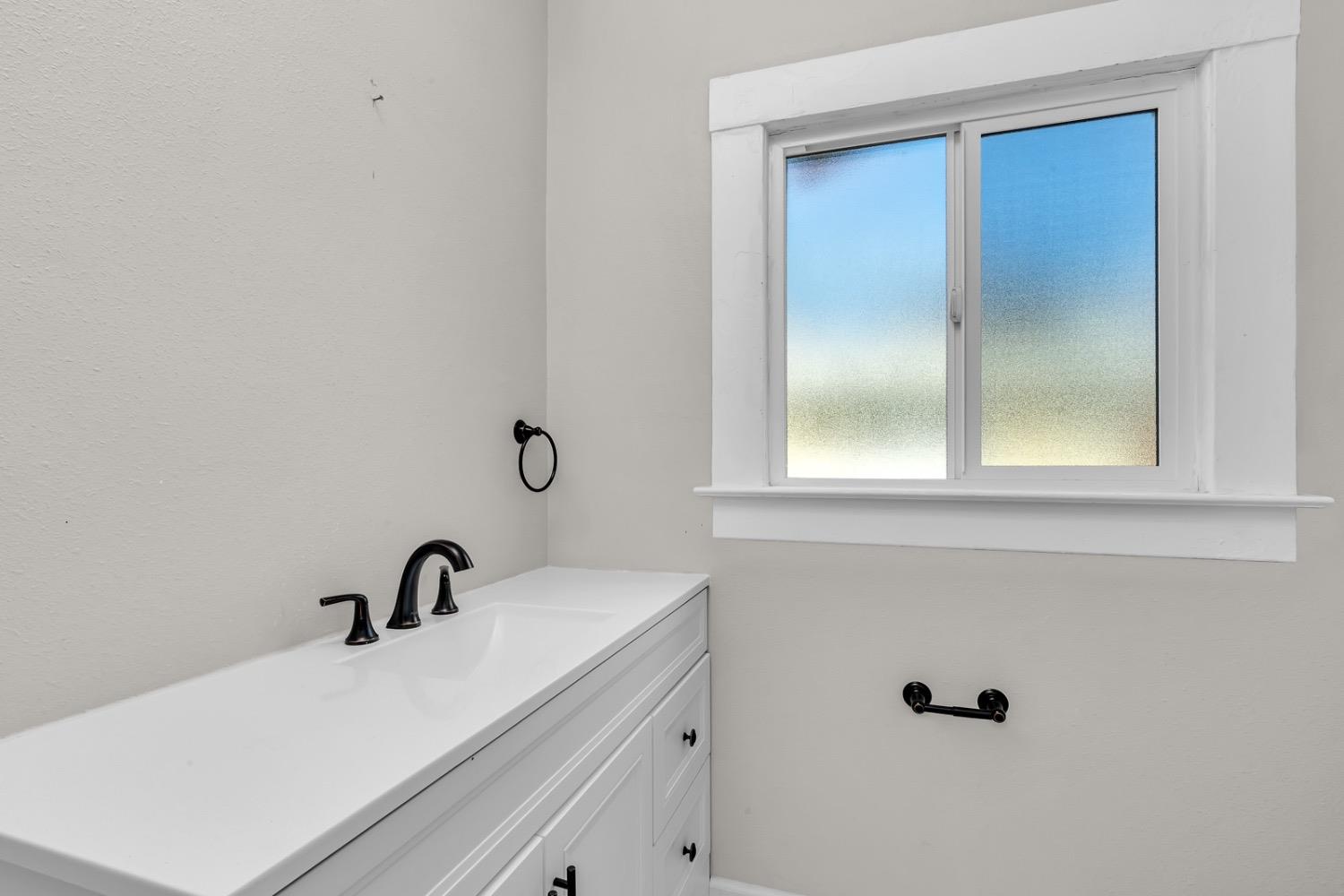 1303 N Calaveras St, Fresno, CA 93728