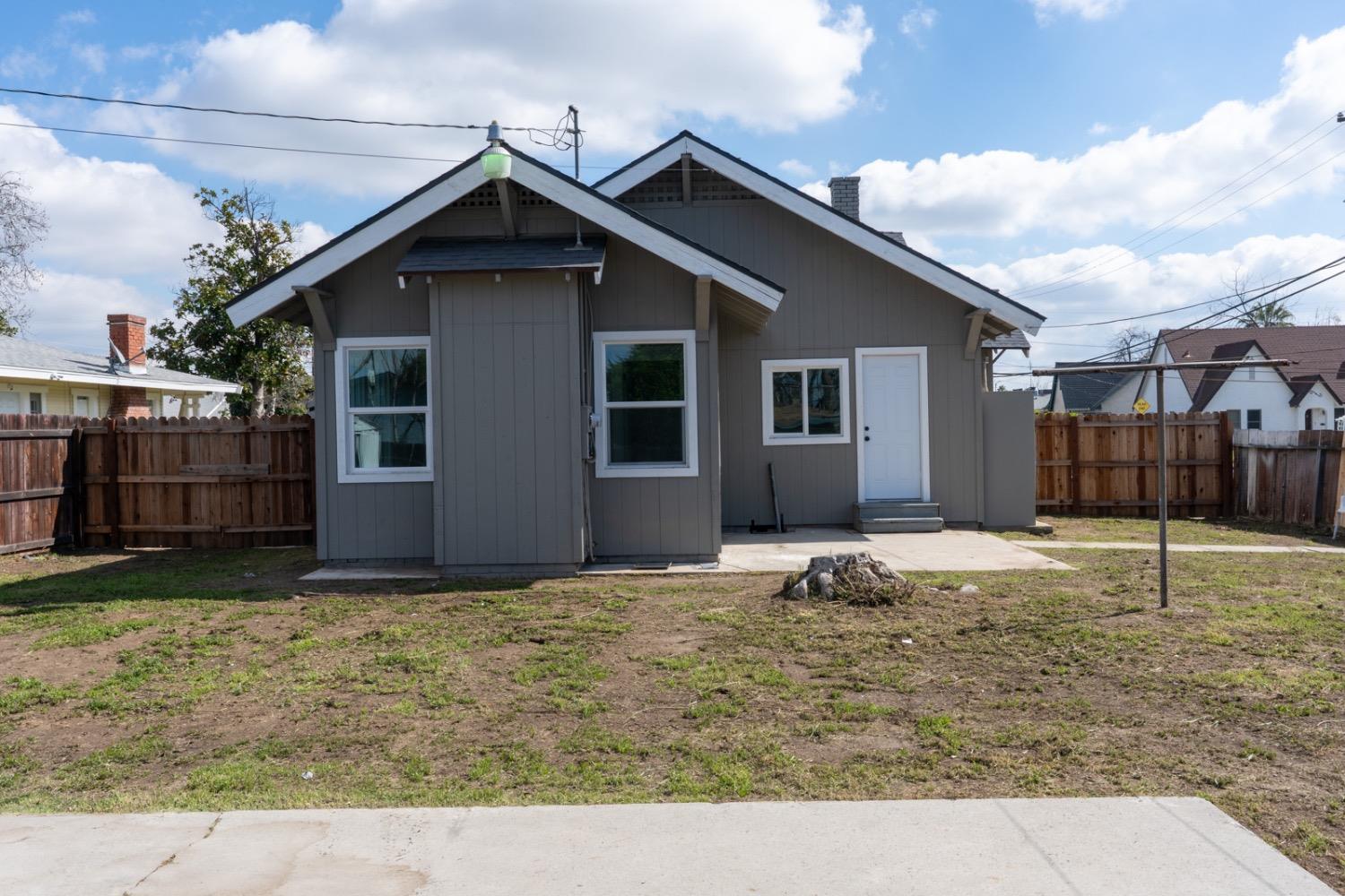1303 N Calaveras St, Fresno, CA 93728