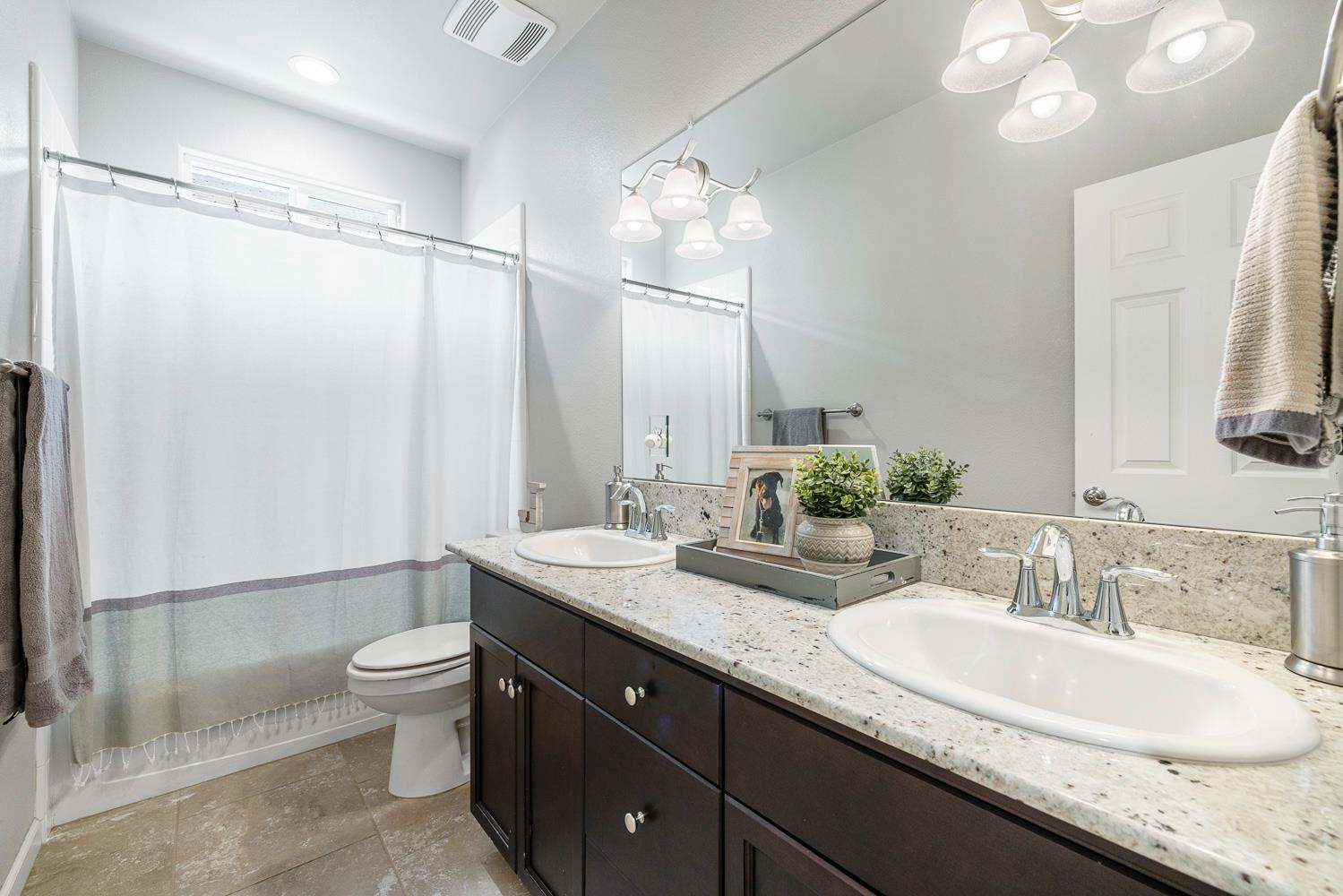 4052 Flint Ave, Clovis, CA 93619