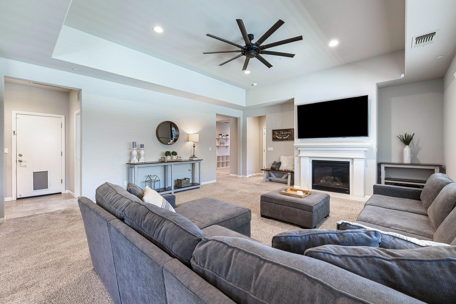 4052 Flint Ave, Clovis, CA 93619