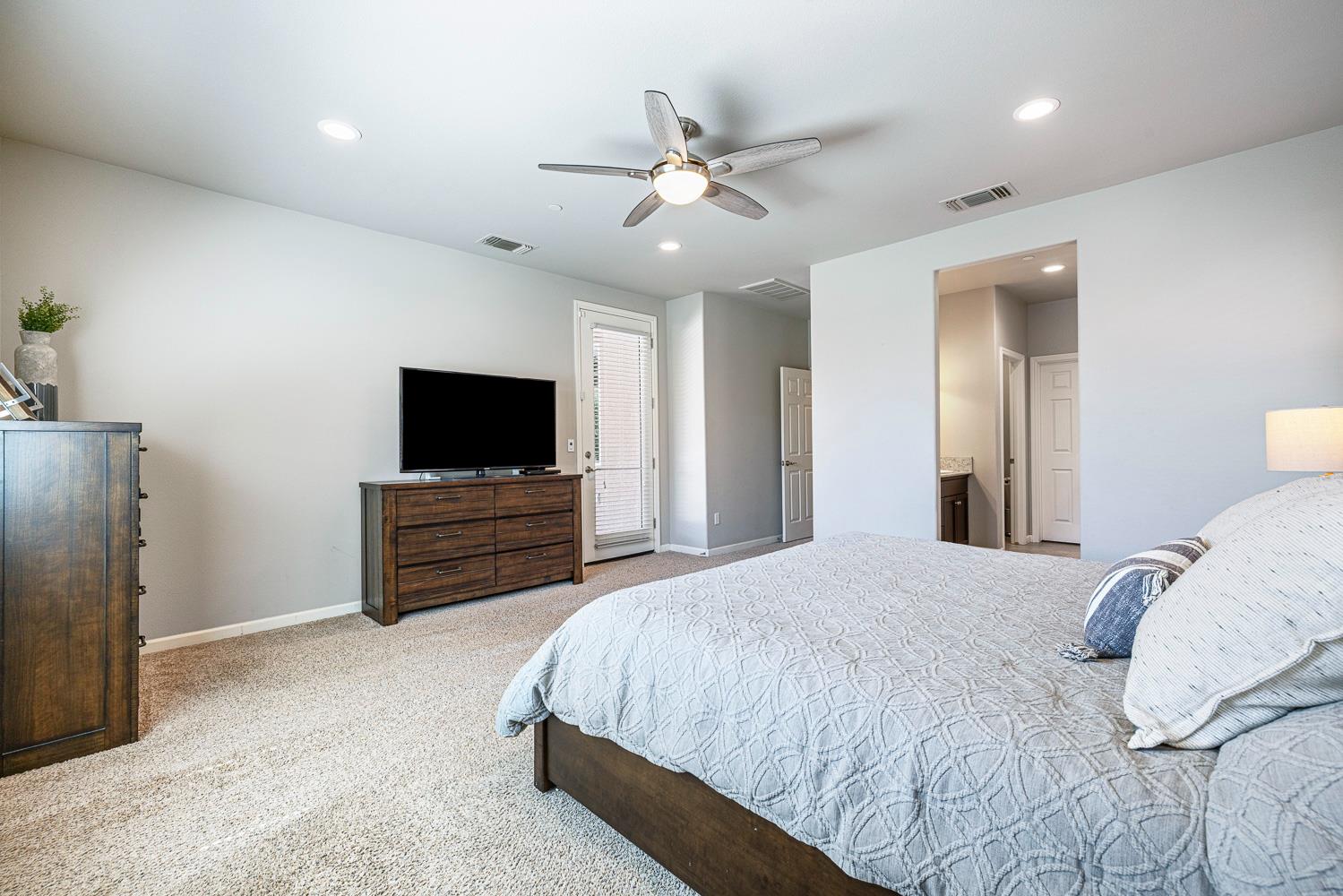 4052 Flint Ave, Clovis, CA 93619