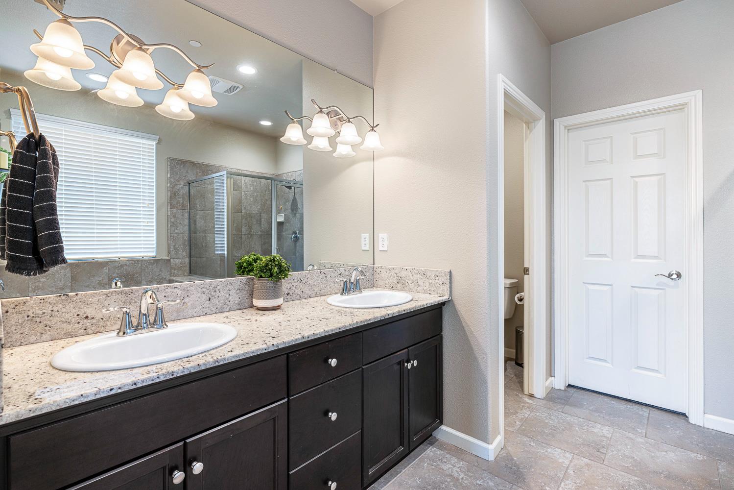 4052 Flint Ave, Clovis, CA 93619