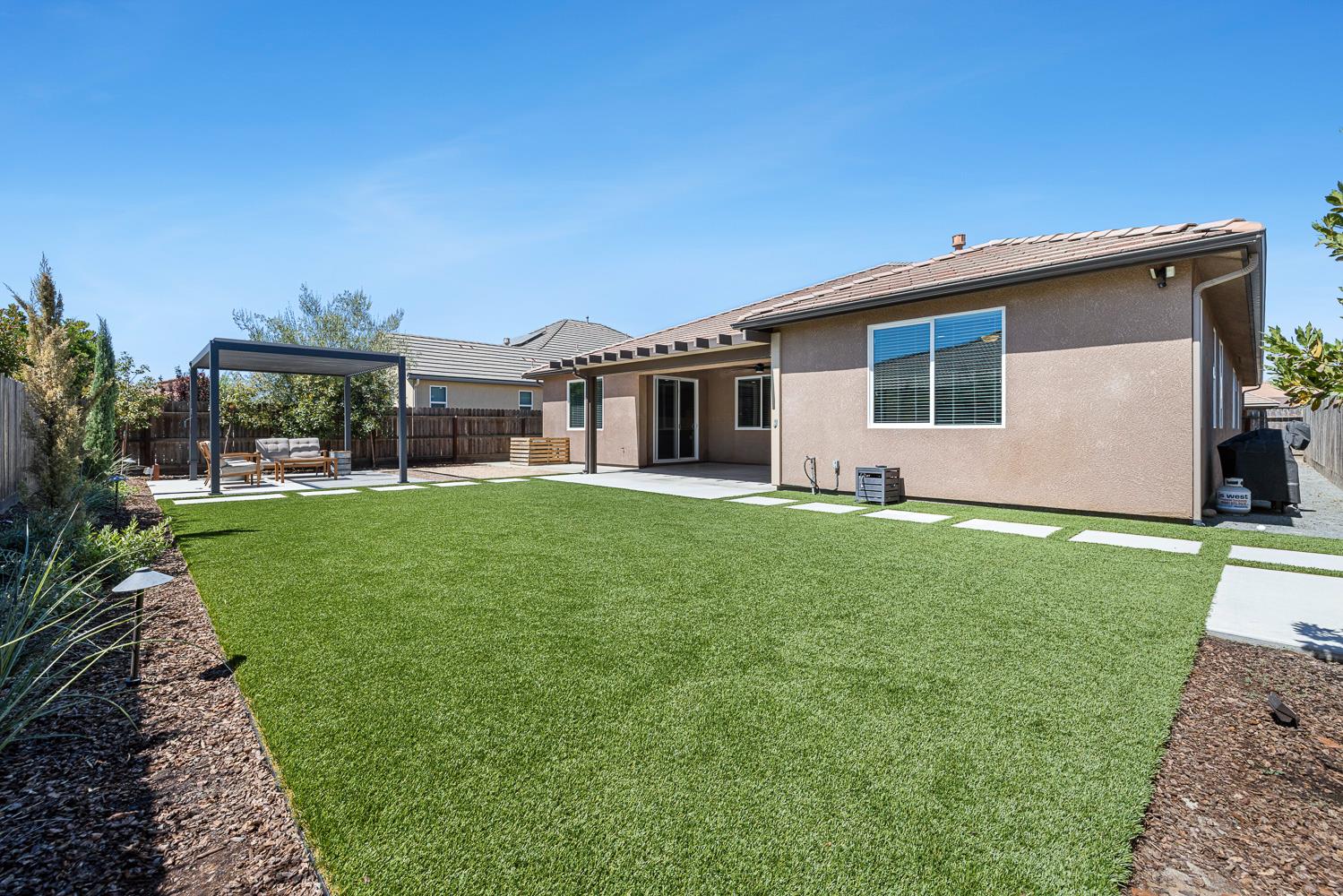 4052 Flint Ave, Clovis, CA 93619