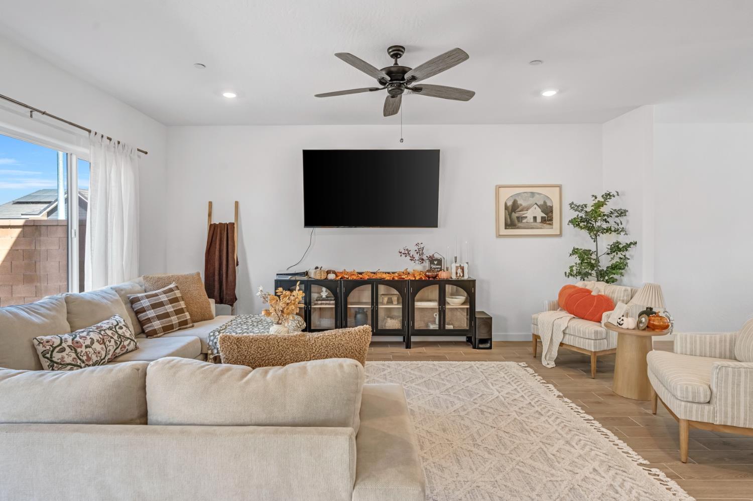 1069 Plum Tree Ave, Clovis, CA 93619