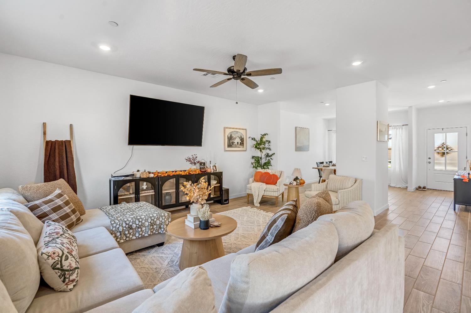 1069 Plum Tree Ave, Clovis, CA 93619