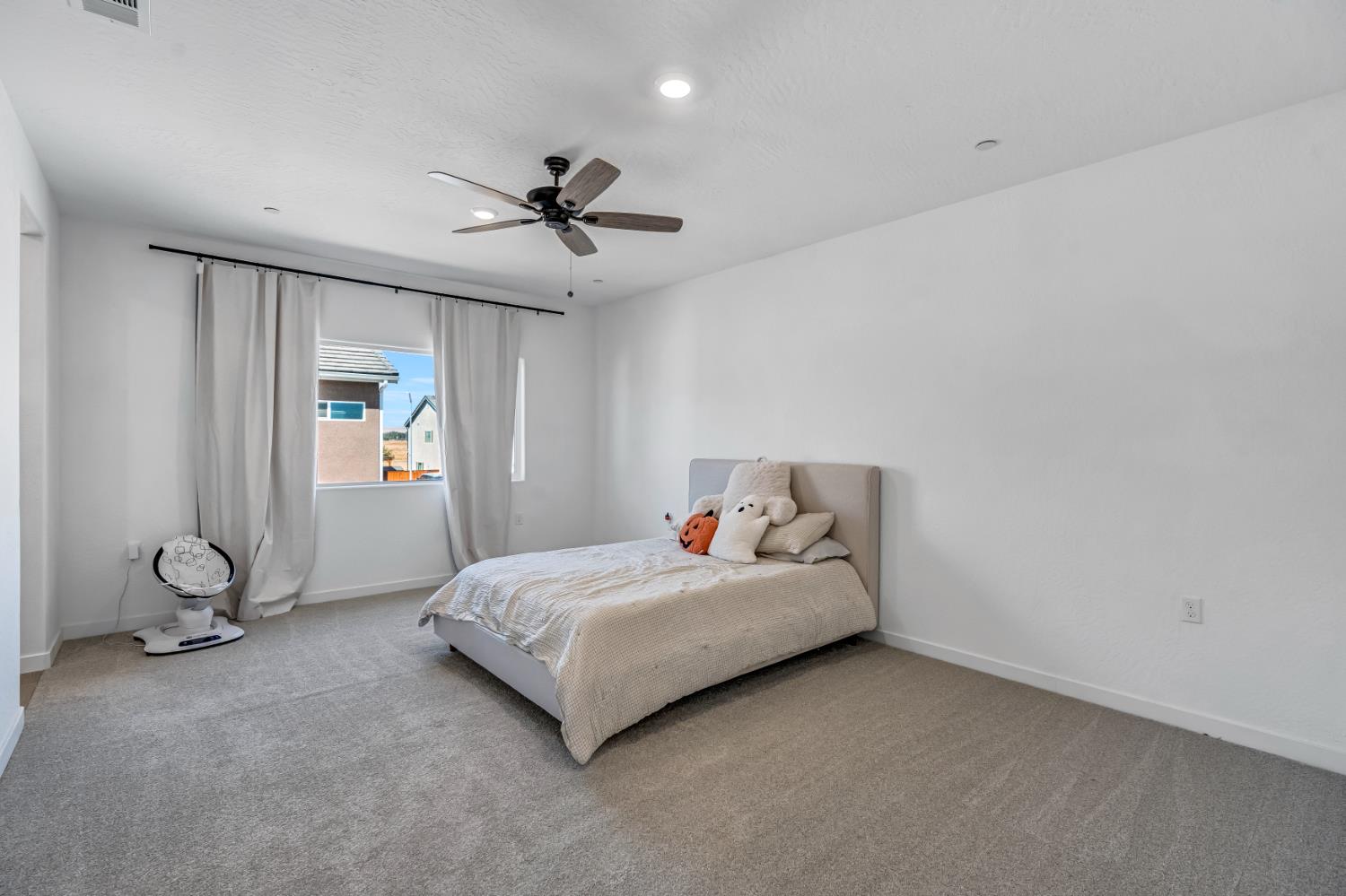 1069 Plum Tree Ave, Clovis, CA 93619