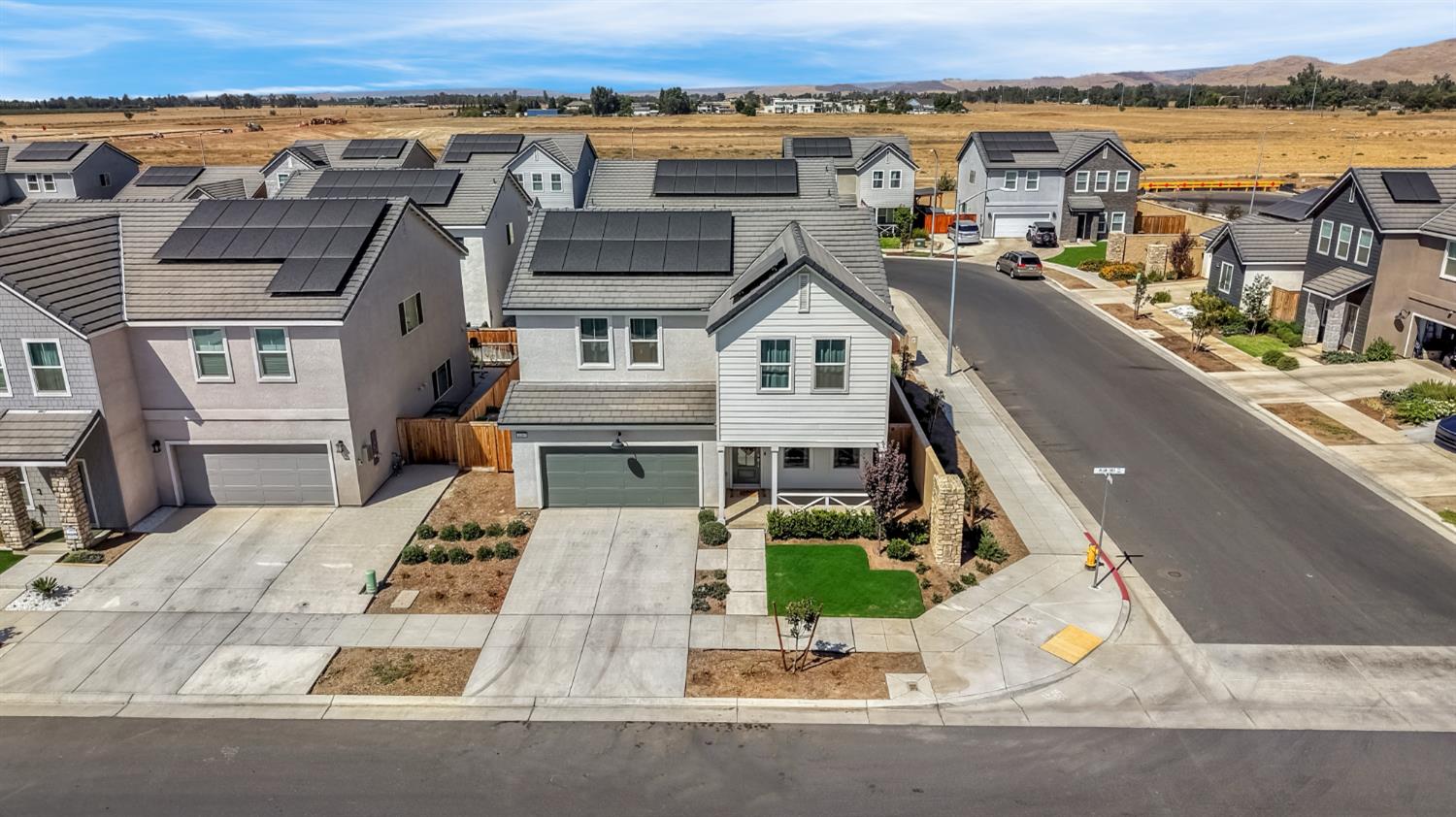1069 Plum Tree Ave, Clovis, CA 93619
