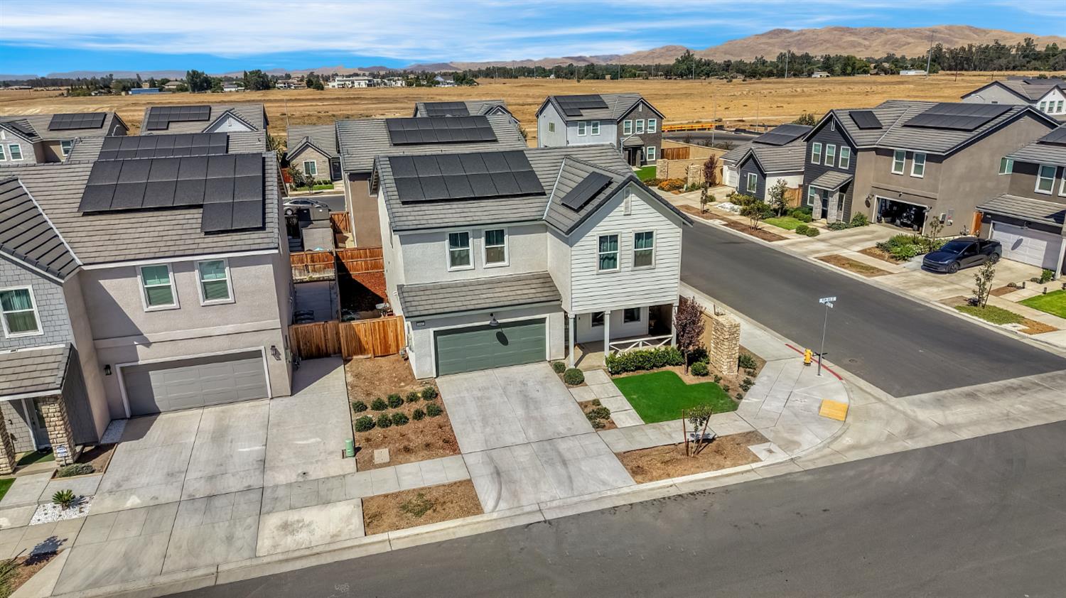 1069 Plum Tree Ave, Clovis, CA 93619