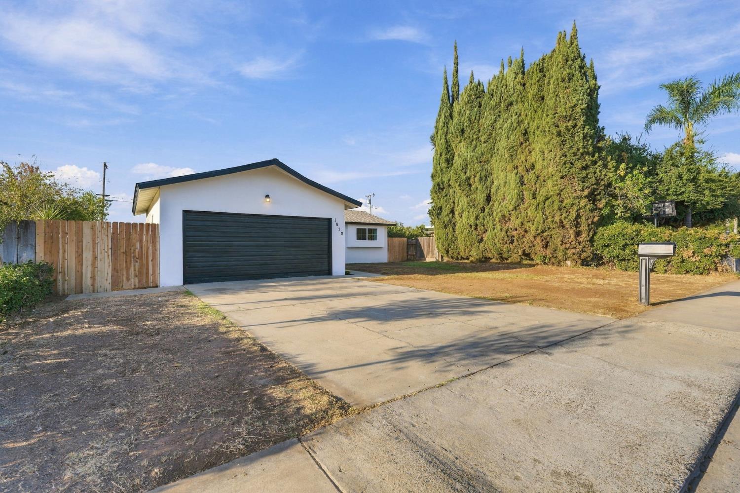 1878 E Park Way, Dinuba, CA 93618