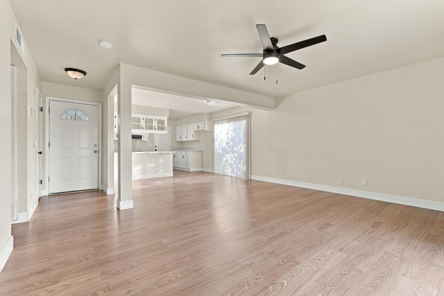 1878 E Park Way, Dinuba, CA 93618