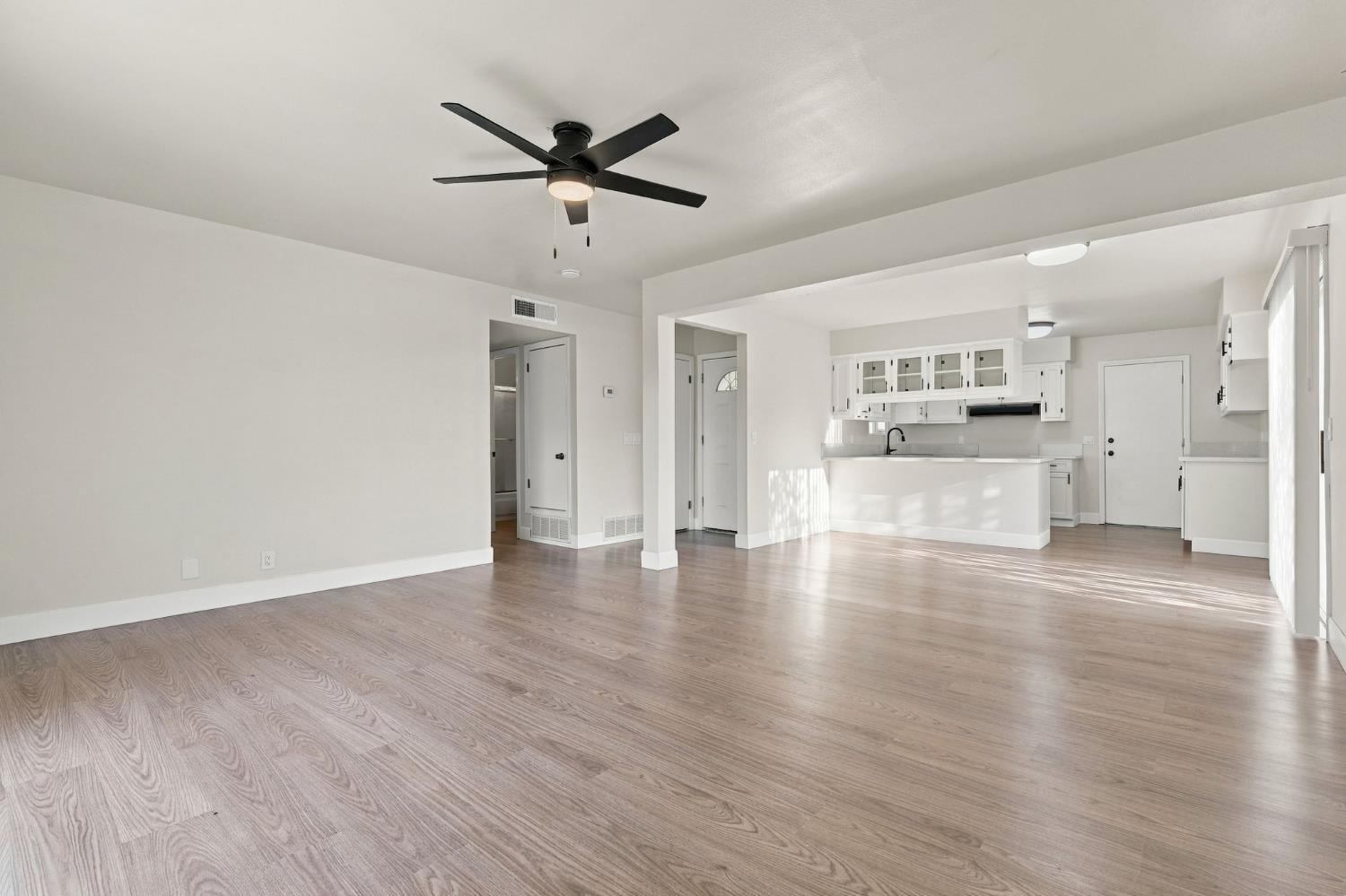1878 E Park Way, Dinuba, CA 93618