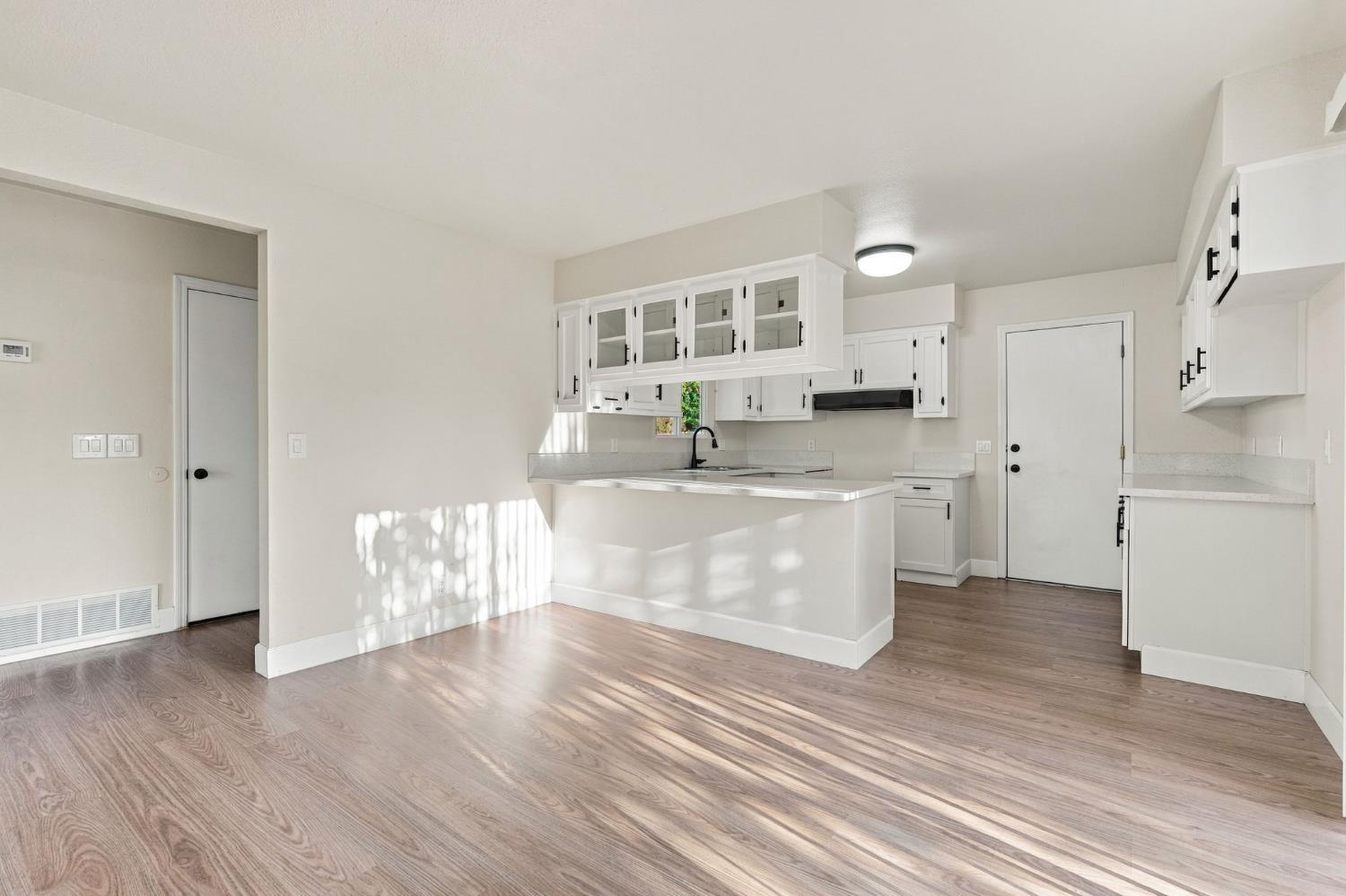 1878 E Park Way, Dinuba, CA 93618