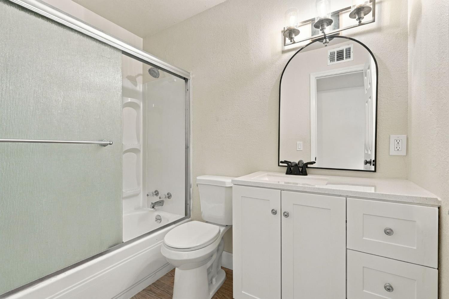 1878 E Park Way, Dinuba, CA 93618