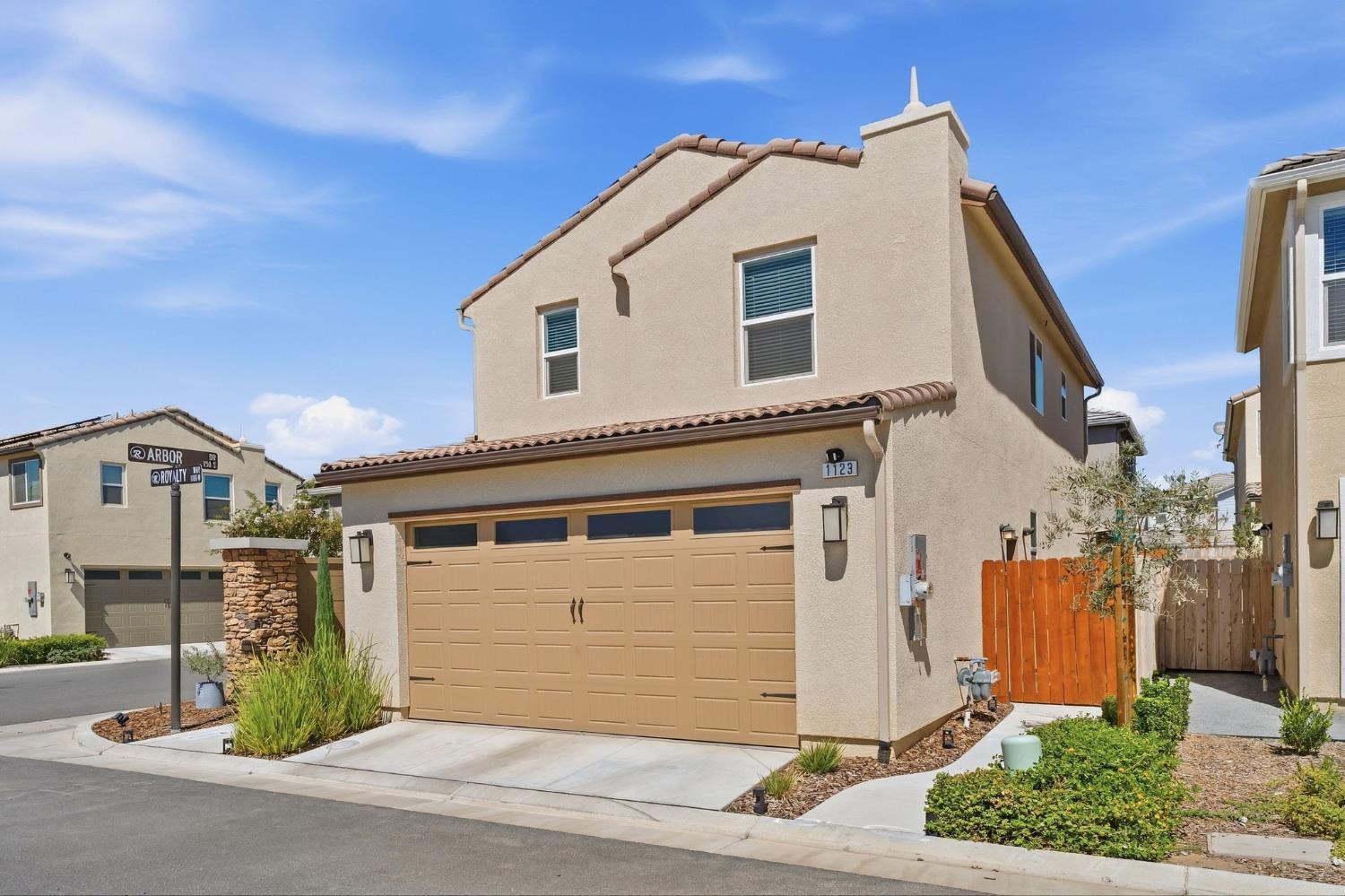1123 Royalty Way W, Madera, CA 93636