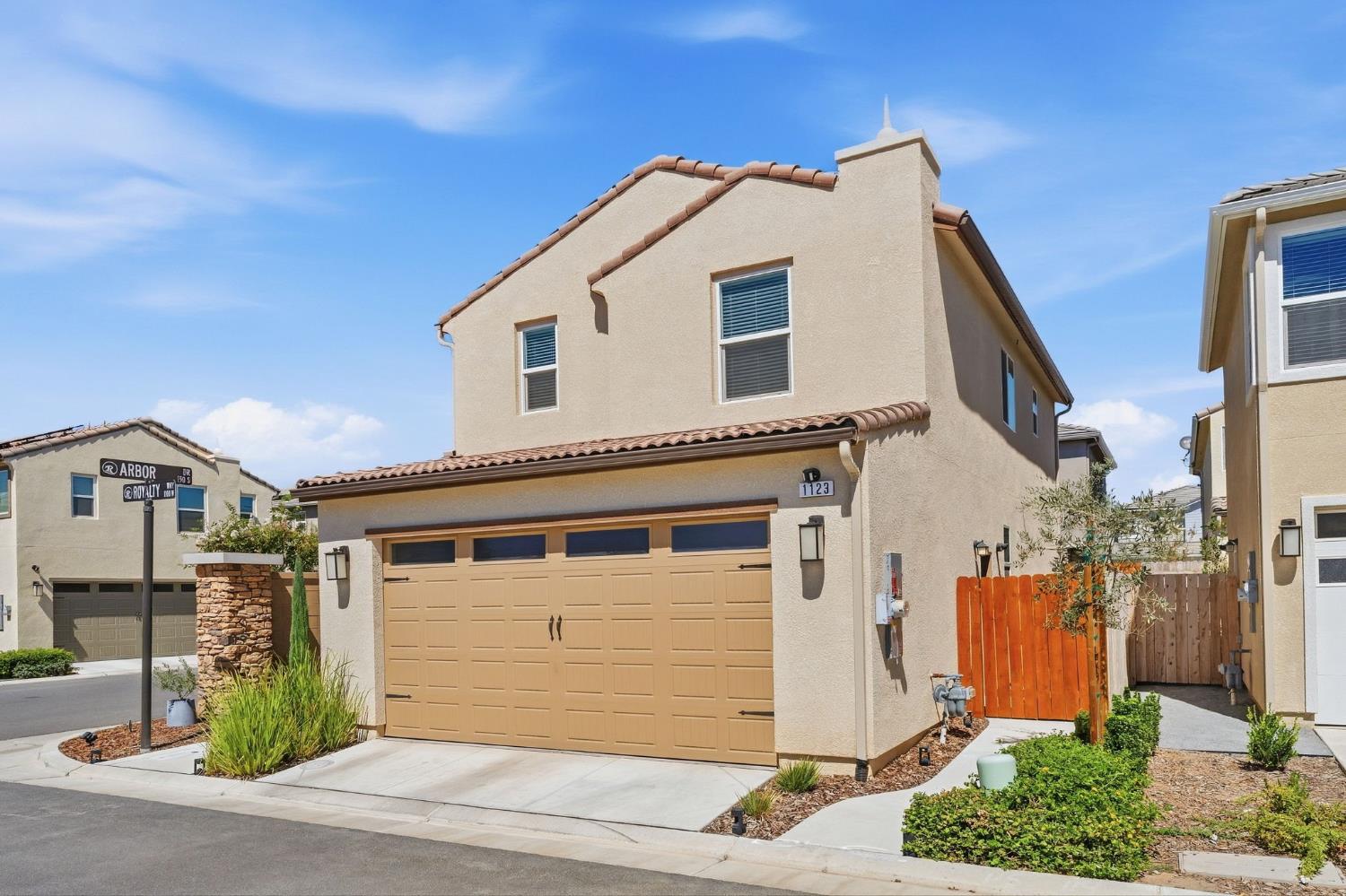 1123 Royalty Way W, Madera, CA 93636