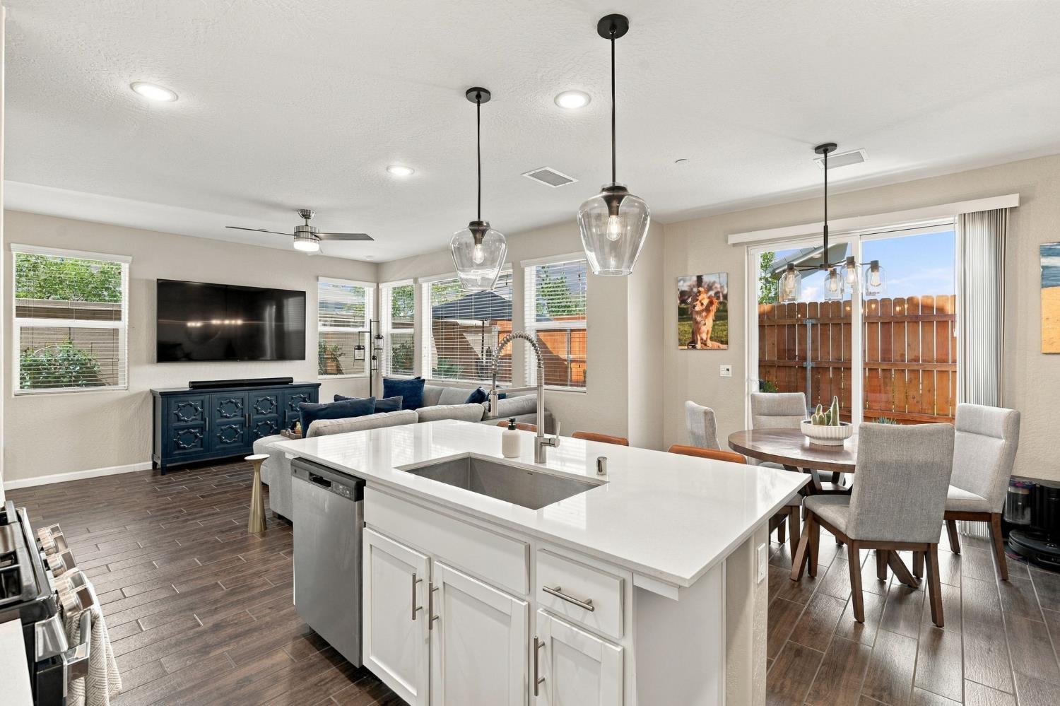 1123 Royalty Way W, Madera, CA 93636