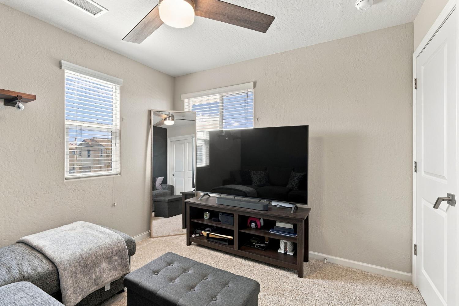 1123 Royalty Way W, Madera, CA 93636