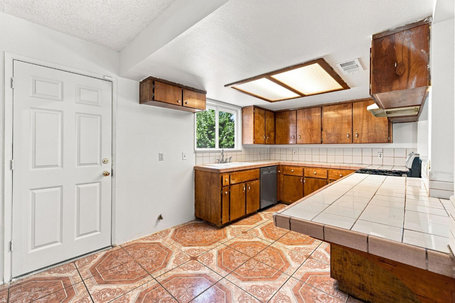 8515 Smyrna, Parlier, CA 93648